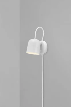 Angle vegglampe med USB - Hvit