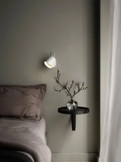 Angle vegglampe med USB - Hvit