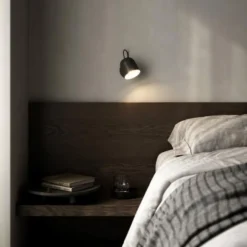 Angle vegglampe med USB - Svart