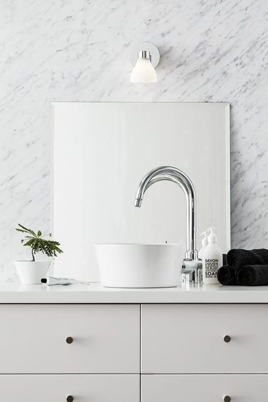 Cassis vegglampe IP44 - Krom/opalhvit - Krom / Opal