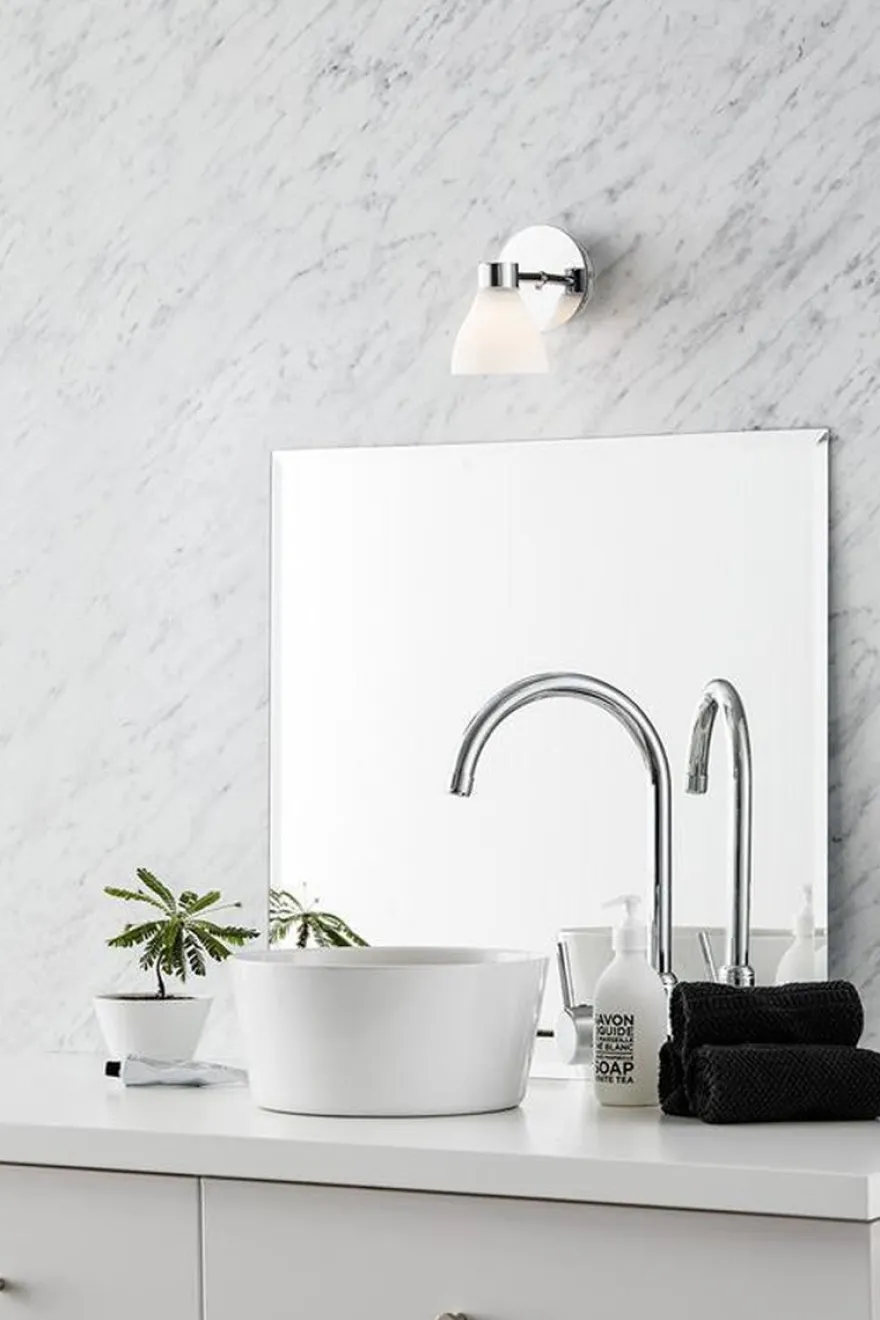 Cassis vegglampe IP44 - Krom/opalhvit - Krom / Opal