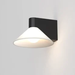 Conic vegglampe IP44