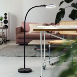 Magni portabel oppladbar gulvlampe med forstørrelsesglass