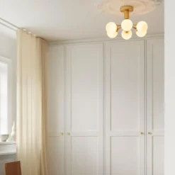 Nuura Apiales 6 taklampe børstet messing / opal glass