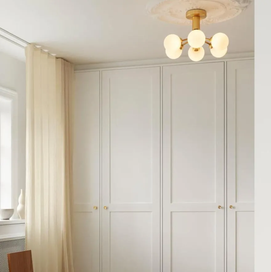 Nuura Apiales 6 taklampe børstet messing / opal glass