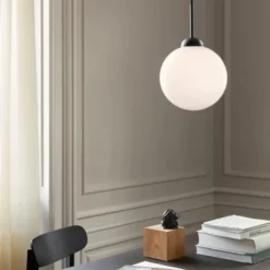 Nuura Apiales 1 taklampe - Satin svart/ opal
