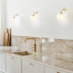 Nuura Apiales vegglampe - direkte montering - messing/Opal