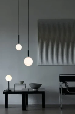 Nuura Miira bordlampe svart / opal