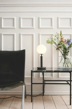 Nuura Miira bordlampe svart / opal