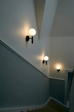 Nuura Miira vegglampe svart / opal