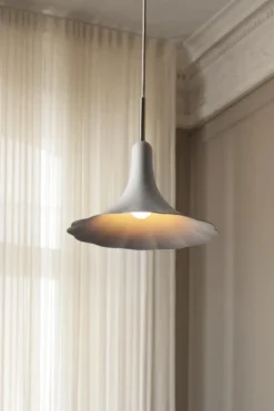 Nuura Petalii taklampe Hvit/messing