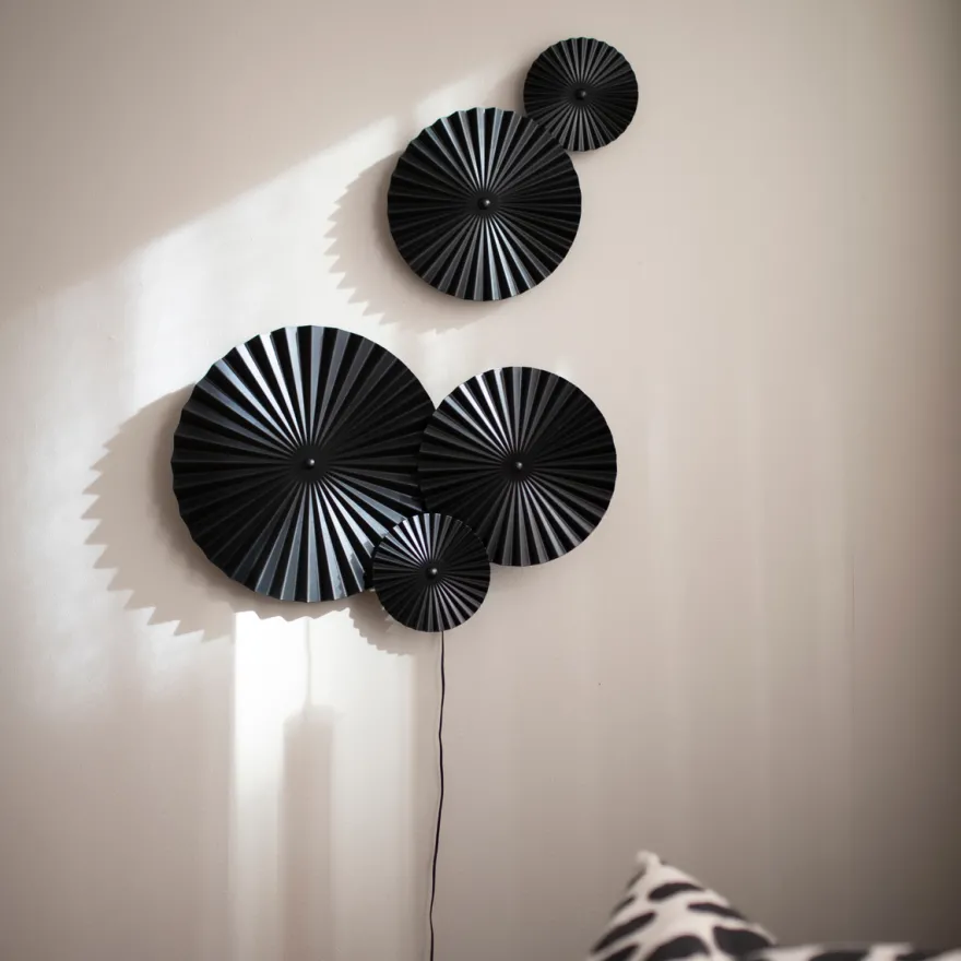 Omega vegglampe - Svart