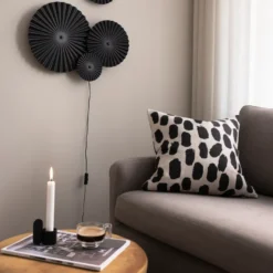 Omega vegglampe - Svart