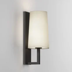 Riva 350 vegglampe IP44 med skjerm