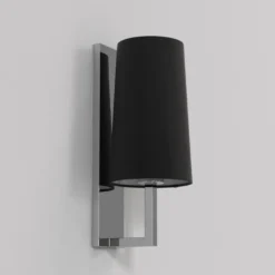 Riva 350 vegglampe IP44 med skjerm
