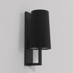 Riva 350 vegglampe IP44 med skjerm