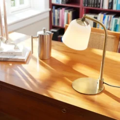 Room 49 bordlampe 40 cm - Opal/Antikk messing